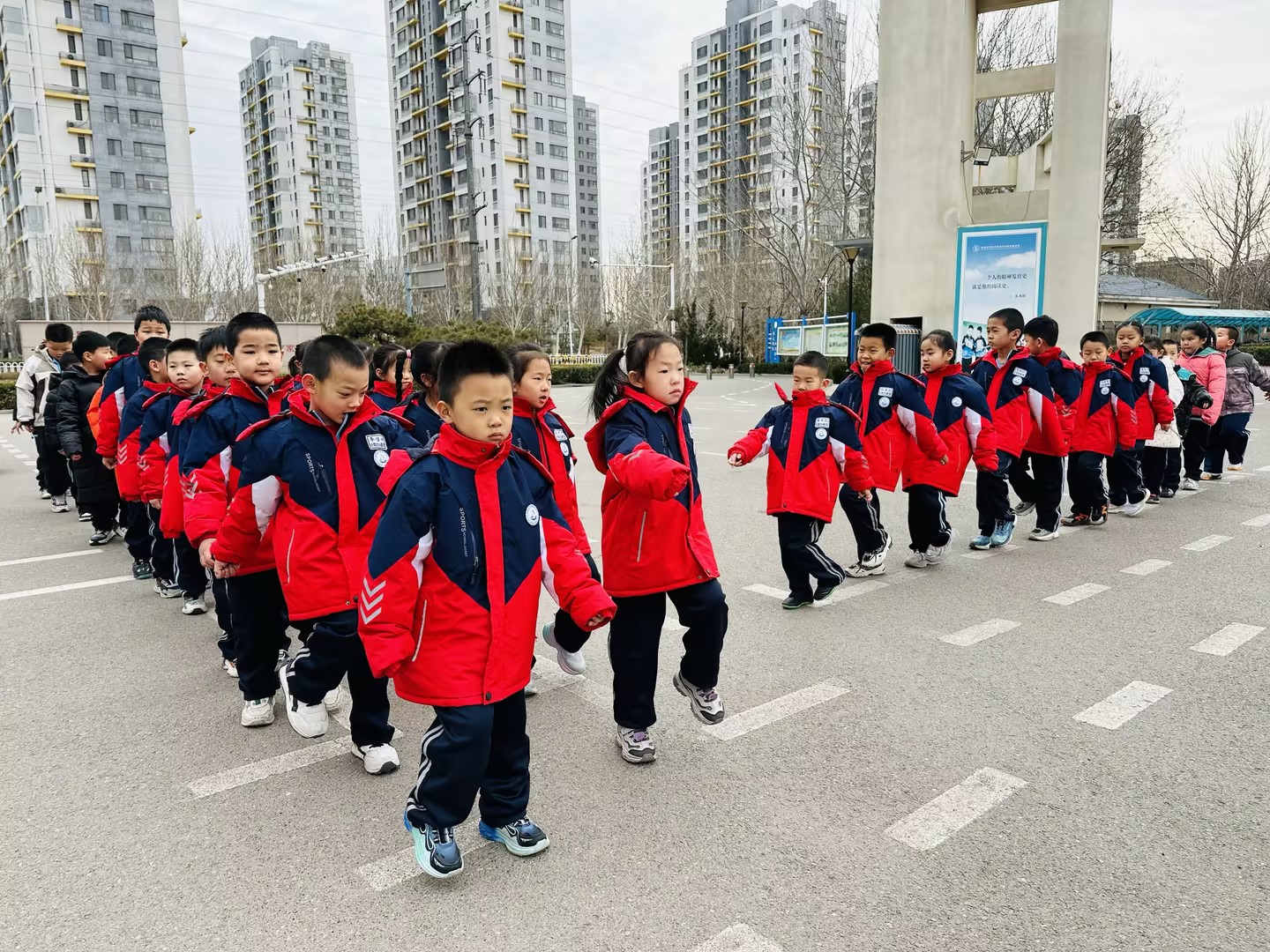 东营市东凯实验学校小学部开展文明路队演练活动